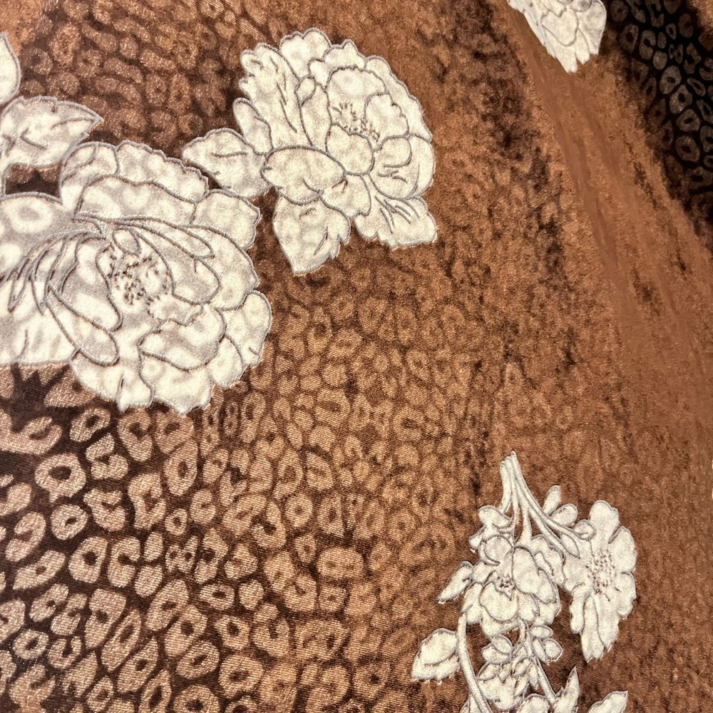 Magic Scarf Chestnut Brown Lined Velvet Ruana With Contrasting Roses - Picture 5 of 6